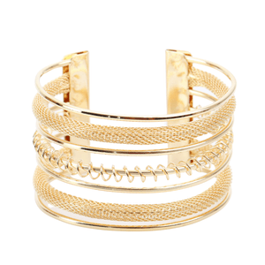 pulseira-bracelete-com-textura-de-manta-de-metal-dourado
